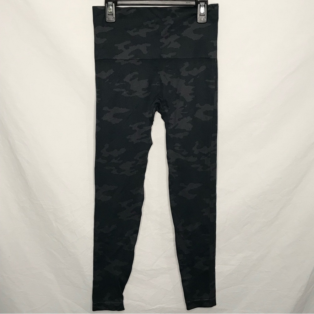 Spanx Look At Me Now Seamless Leggings Sz Medium Gray Black Camo Athleisure EUC